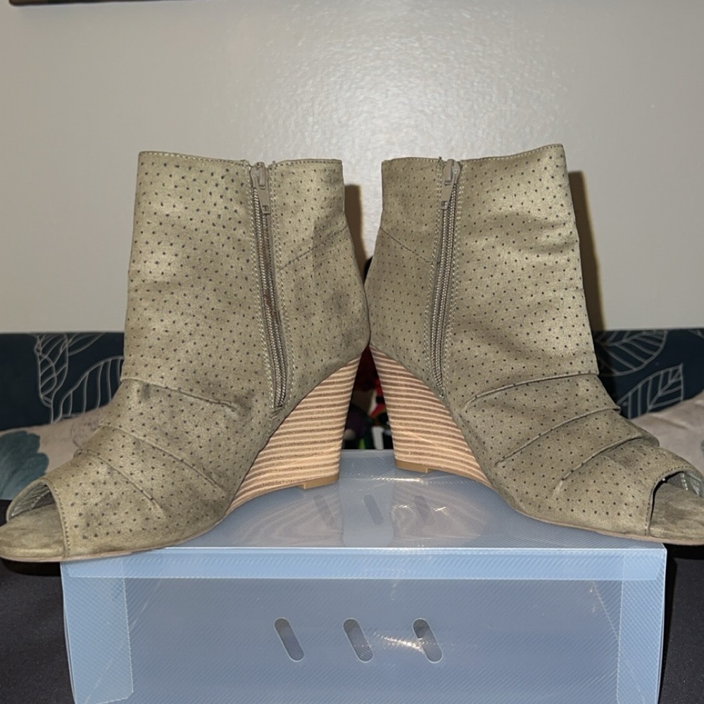 Report- Olive green open toe wedges - Picture 8 of 9